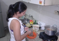 příprava českého Bramborového salátku Kolumbijkou